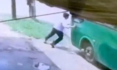 Xe buýt trôi tự do, phụ xe lao ra ngăn lại bị cán chết