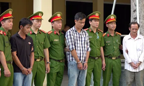 Bắt thêm 2 cán bộ hải quan cùng 32 đối tượng trong đường dây buôn lậu hàng triệu lít xăng dầu