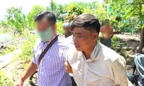 Truy bắt 2 đối tượng cướp tài sản giữa ban ngày rồi trốn dưới vuông tôm ở Cà Mau