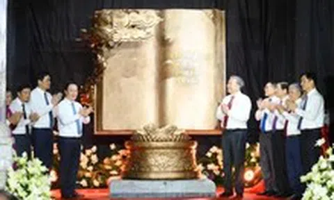Tổng Bí thư Tô Lâm tặng tác phẩm 'Việt Nam - những trang sử vàng' cho Khu di tích Kim Liên