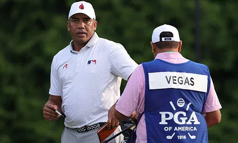 Từ cậu bé chơi golf bằng đá và cán chổi, Jhonattan Vegas giờ đang dẫn đầu PGA Championship