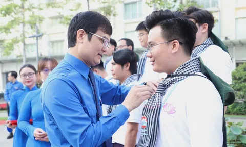 444 đại biểu dâng hoa Chủ tịch Hồ Chí Minh, đón nhận Huy hiệu Thanh niên tiên tiến làm theo lời Bác