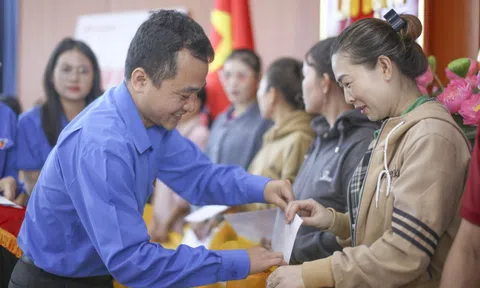Ấm áp ‘Gian hàng 0 đồng’ cho thanh niên công nhân