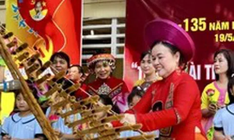 Nghệ sĩ đứng lớp dạy nghệ thuật, trò mê mẩn