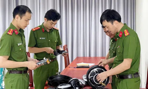 Đồng loạt khám xét 9 địa điểm trong đường dây buôn lậu bình ắc quy, phụ tùng xe điện