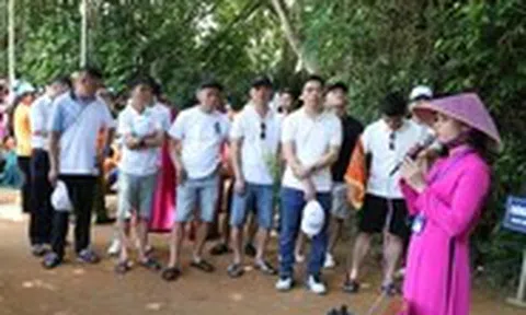 Người con muôn nẻo quê hương về Kim Liên dịp sinh nhật Bác