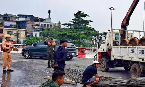 Vụ bó sắt hơn 10m rơi xuống đường ở Hà Nội: Tài xế và chủ phương tiện bị phạt hơn 40 triệu đồng