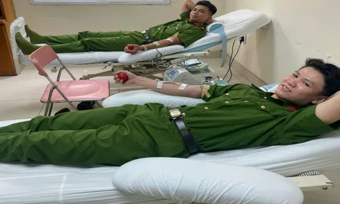 Nghĩa cử đẹp của 3 chiến sĩ trẻ Công an TP Huế