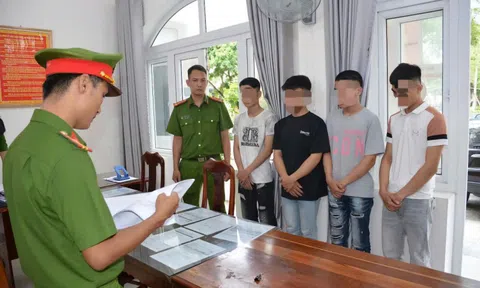 8 quái xế mang theo hung khí, rượt đuổi nhau giữa phố