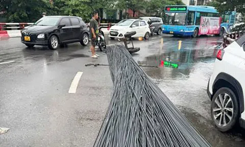 Hà Nội: Ô tô làm rơi bó sắt dài 12m, tắc nghẽn vòng xuyến cầu Chương Dương