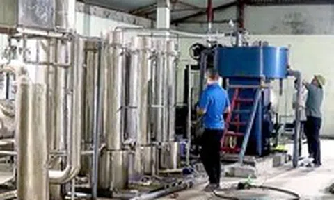 Thủ đoạn tinh vi của nhóm sản xuất, mua bán hàng chục tấn ‘khí cười’ vừa bị công an triệt phá