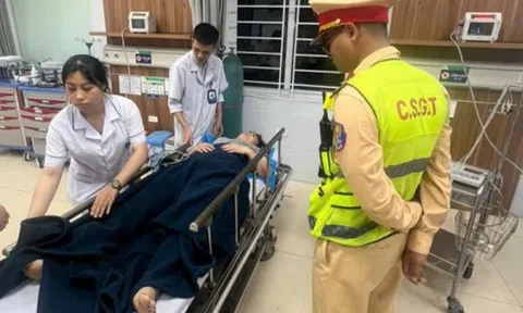 CSGT hỗ trợ đưa người phụ nữ bị chảy máu não đi cấp cứu