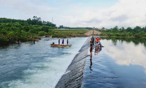 Vụ 7 học sinh bị lũ cuốn ở Quảng Ninh: Huy động hơn 1.000 người tìm kiếm nạn nhân mất tích