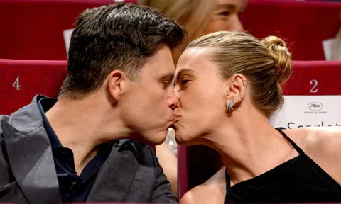Scarlett Johansson hôn chồng ở Cannes
