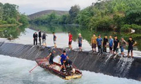 Vụ 7 học sinh đi tắm suối bị lũ cuốn: Thợ lặn tìm kiếm 2 cháu mất tích