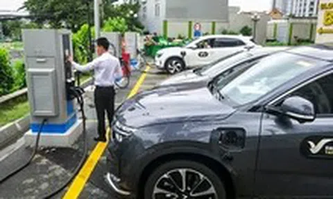 VinFast ưu đãi 4 - 20% cho tất cả khách mua ô tô, xe máy điện