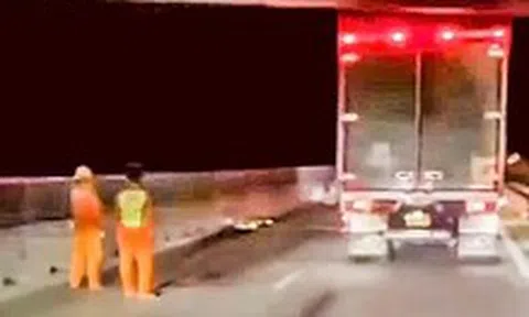 Người đàn ông nhảy cầu vượt xuống đường cao tốc, nhiều ô tô cán qua