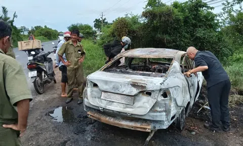 Ô tô cháy trơ khung trên quốc lộ Nam Sông Hậu