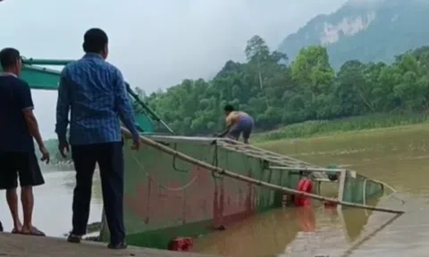 Đò chở học sinh bị lật trên sông Mã