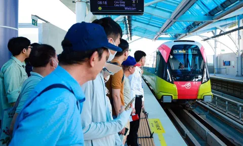 Tàu Nhổn - ga Hà Nội phải dừng chạy gần một giờ vì gặp sự cố