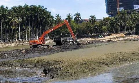 Chạy đua nạo vét lòng hồ công viên lớn nhất Đà Nẵng trước mùa mưa bão