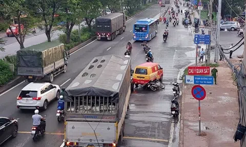 Ô tô tông liên hoàn 4 xe trước chợ đầu mối ở TPHCM, 2 người tử vong
