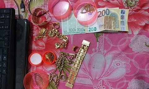 Giấu vàng 6 lượng vàng rồi diễn kịch bị cướp trước mặt vợ