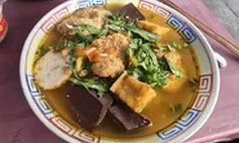 48 năm bún riêu nấu củi, ngày bán trăm tô, bún nhiều gấp đôi nơi khác