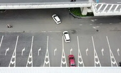'Chốt' điều chỉnh giao thông trước nhà ga T3 để người dân đi lại thuận tiện hơn