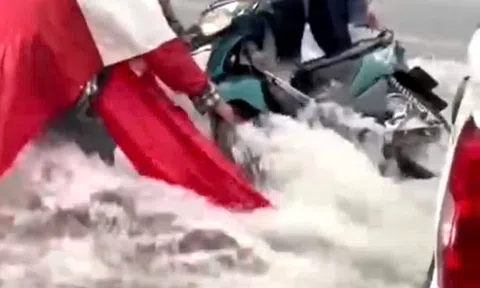 CLIP: Mưa như trút, nước chảy như thác cuốn trôi xe máy ở Bình Dương