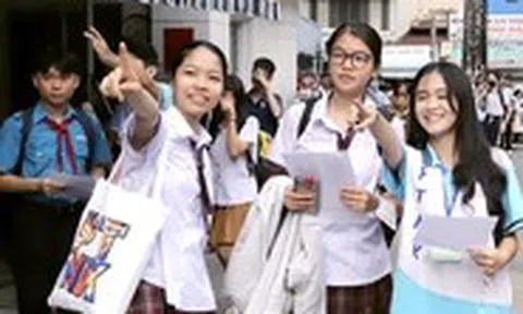 Sáng nay, gần 4.000 thí sinh bước vào kỳ thi lớp 10 đầu tiên ở TP.HCM
