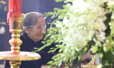 Rưng rưng lệ viếng nguyên Chủ tịch nước Trần Đức Lương