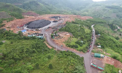 Trường học, người dân ở Quảng Trị khốn khổ vì bụi than