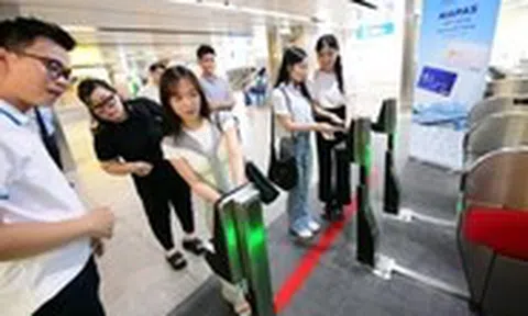 Người Việt bỏ ví, cầm điện thoại