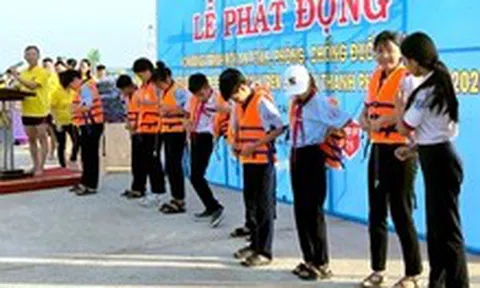 Huế tặng 2.000 áo phao để phòng chống đuối nước cho học sinh và người dân
