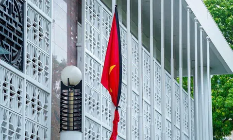 Cơ quan, công sở tại Hà Nội treo cờ rủ Quốc tang nguyên Chủ tịch nước Trần Đức Lương