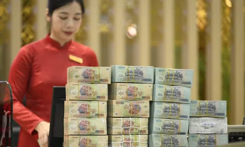 Lý do tiền ùn ùn đổ vào ngân hàng bất chấp lãi suất giảm mạnh