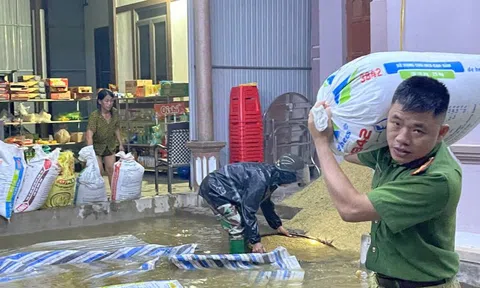 Mưa lớn, người Hà Tĩnh 'trắng đêm' chạy lũ