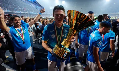 Trong khi MU trắng tay, những người bị họ ruồng bỏ giúp Napoli đoạt scudetto