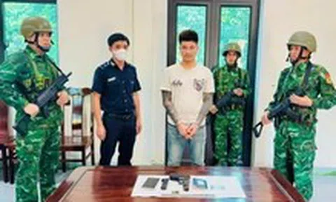 Bắt thanh niên mua súng ngắn và ma túy ở Lào đem về Việt Nam