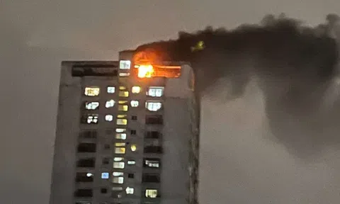 Hà Nội: Lửa cháy đỏ rực tại tầng mái chung cư ở Xuân Đỉnh