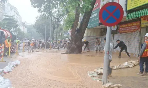 Cận cảnh 'suối bùn' tuôn trào ở Metro Nhổn-Ga Hà Nội