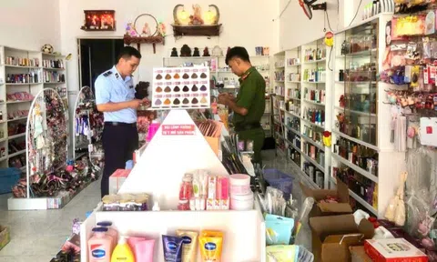 Đột kích kho mỹ phẩm 'khủng' chuyên bán online ở Cà Mau