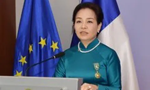 Huân chương của Pháp trao cho bà Ngô Phương Lan: Tôn vinh hành trình phi thường của một người phụ nữ