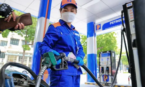 Giá xăng tăng vào ngày mai?
