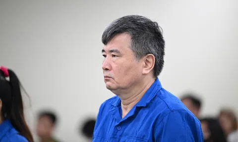 Cựu vụ phó thuộc Bộ Công Thương khai được chủ doanh nghiệp đưa xấp 'sổ đỏ' rất dày để chọn