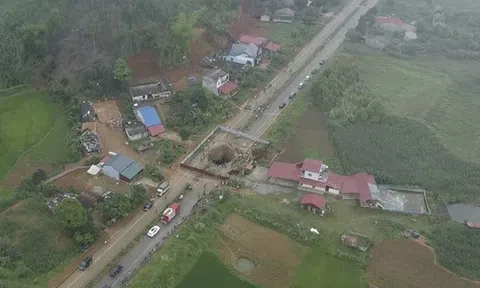 Hiện trường tìm kiếm người đi xe máy rơi 'hố tử thần': Lòng hố biến đổi kỳ lạ