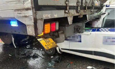 Taxi bất ngờ tông vào đuôi ô tô tải, tài xế tử vong tại chỗ