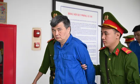 Gợi ý doanh nghiệp hối lộ để 'mua nhà to hơn', cựu vụ phó thuộc Bộ Công Thương lĩnh 11 năm tù