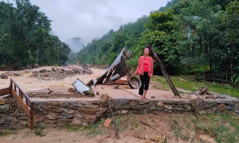 Lũ quét ập về trong đêm, nhiều nhà ở xã biên giới Nghệ An tan hoang
